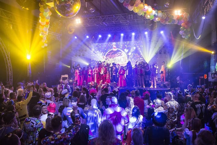 Bühne mit Lichtshow und vollem Saal